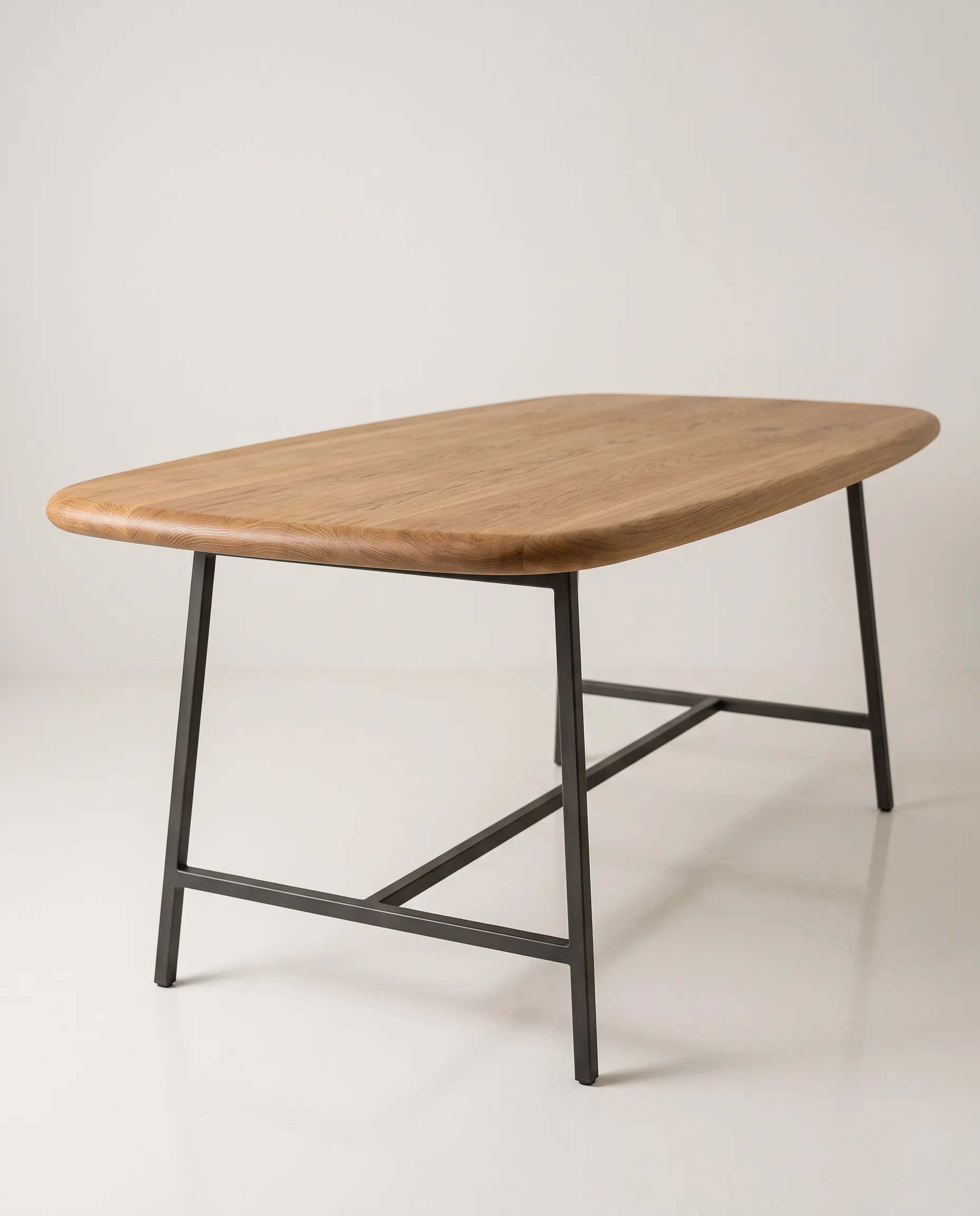 Massivholz Esstisch Curved mit weich gerundeter Kante